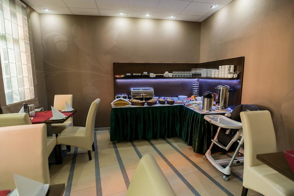Hotel Fuerdohaz Nyíregyháza Buitenkant foto