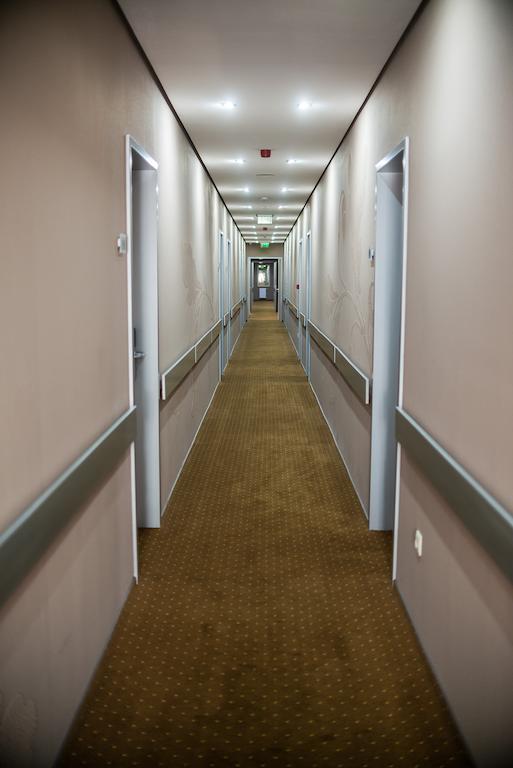 Hotel Fuerdohaz Nyíregyháza Buitenkant foto