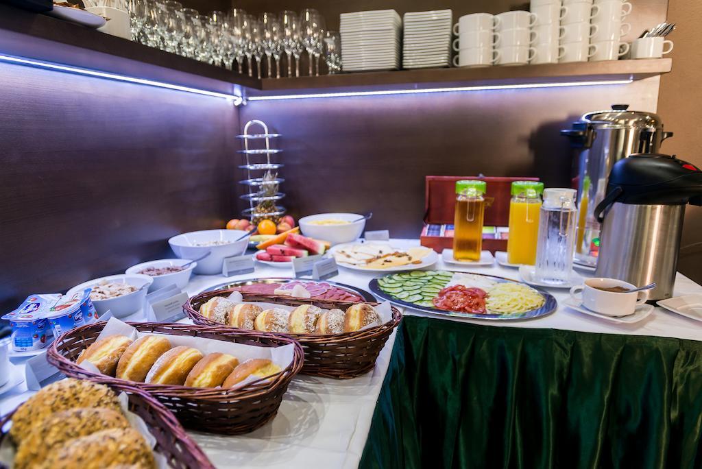 Hotel Fuerdohaz Nyíregyháza Buitenkant foto